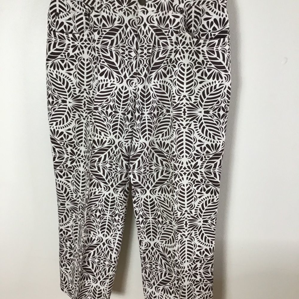 Jones New York Sport brown and off white stretch capris size 10.